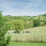 Family Retreat In Thedirac Hébergement de vacances *