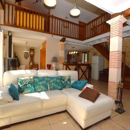 Family Retreat In Thedirac Semesterbostad